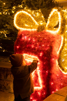 Enfant avec boite à lettre du Père Noël