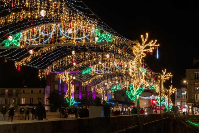 Parcours lumineux sécurisé en centre-ville avec décors Leblanc Illuminations à Laval