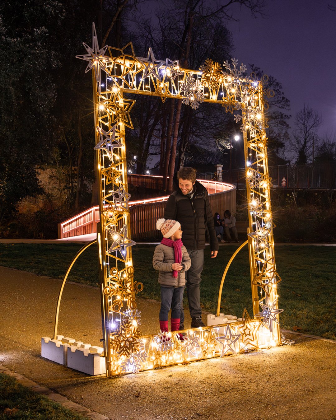 Cadre photo lumineux 2D doré avec étoiles pour les animations de Noël.